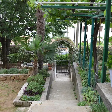 Apartment With Garden And Sea-view