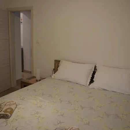 Apartment With Garden And Sea-view