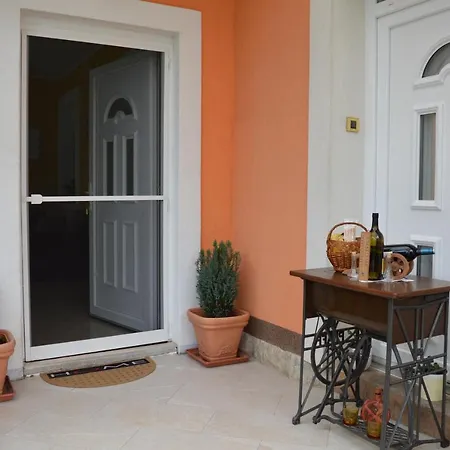 With Garden And Sea-view Apartment Ika