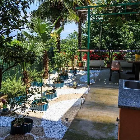 With Garden And Sea-view Apartment Ika
